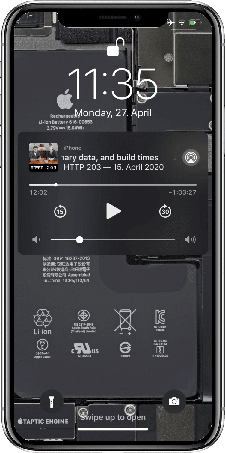 أداة تشغيل الوسائط على شاشة القفل في iOS تعرض حلقة بودكاست مع بيانات وصفية منسّقة.