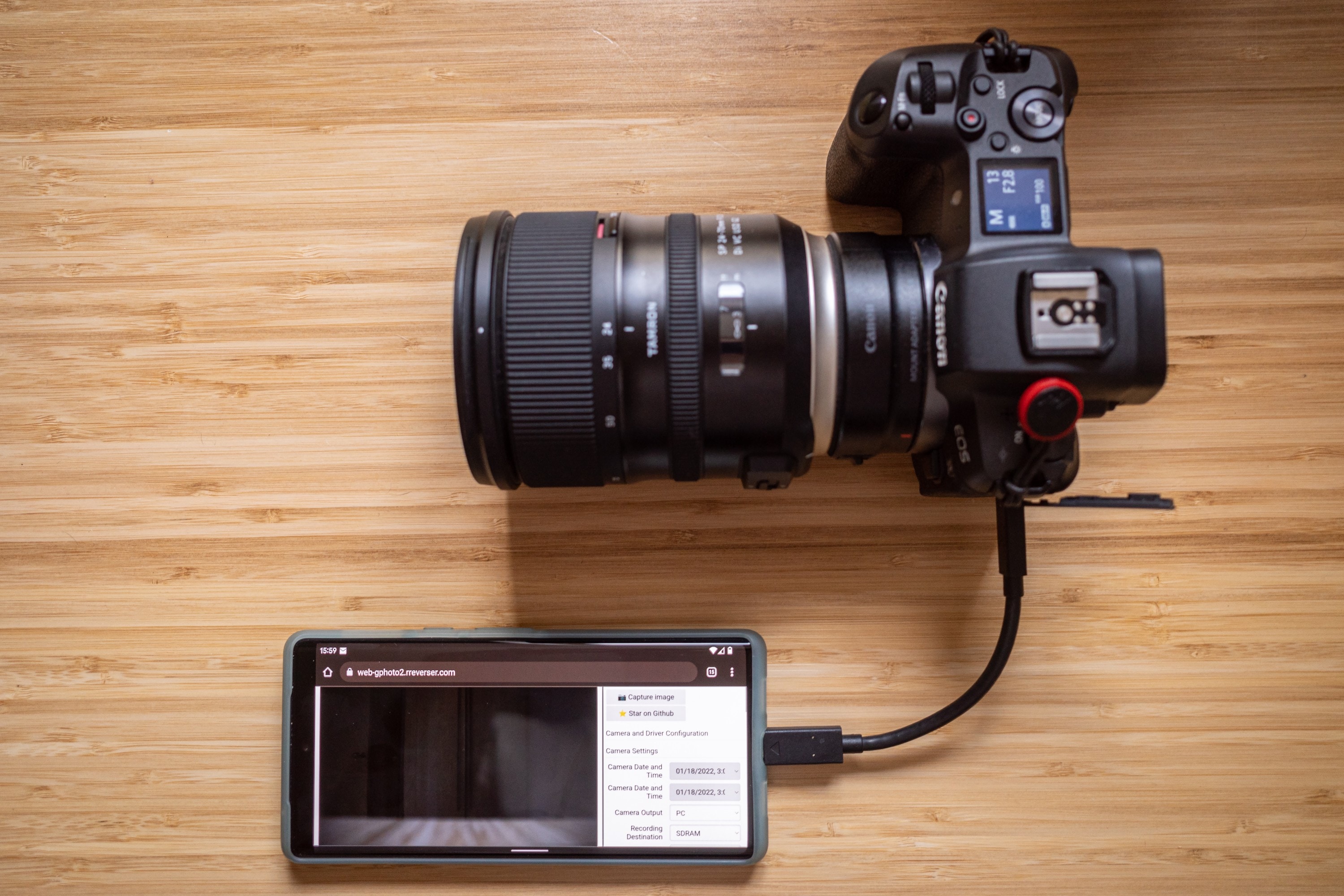 Téléphone Android connecté à un appareil photo Canon à l'aide d'un câble USB-C.