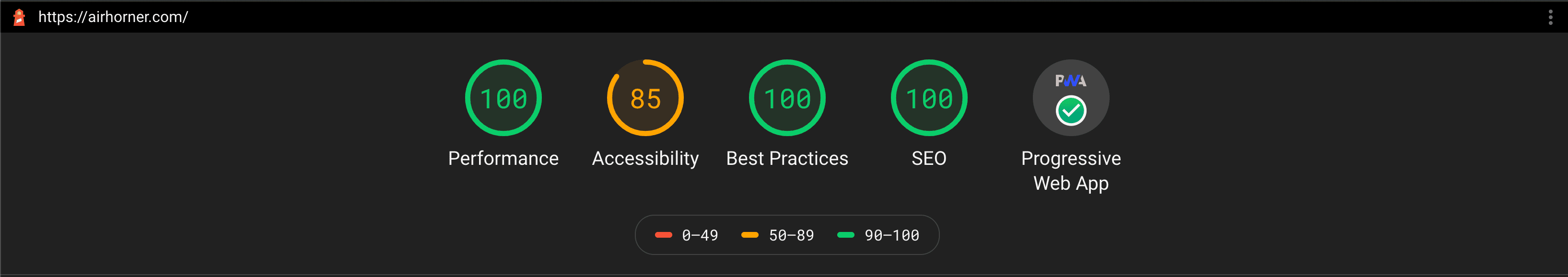 এয়ারহর্নের লাইটহাউস স্কোর দেখানো একটি স্ক্রিনশট, যেখানে PWA ব্যাজ এবং পারফরম্যান্স স্কোর ১০০ রয়েছে।