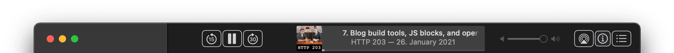 סרגל הכותרת של אפליקציית הפודקאסטים ב-macOS, שבו מוצגים לחצני שליטה במדיה ומטא-נתונים על הפודקאסט שמופעל כרגע.
