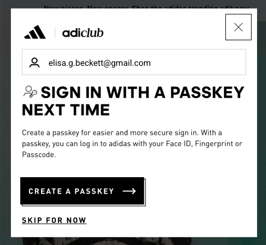 adidas 網站上顯示「下次使用密碼金鑰登入」提示，鼓勵使用者建立密碼金鑰，以便透過生物特徵辨識或密碼登入，享有更快速安全的登入體驗。