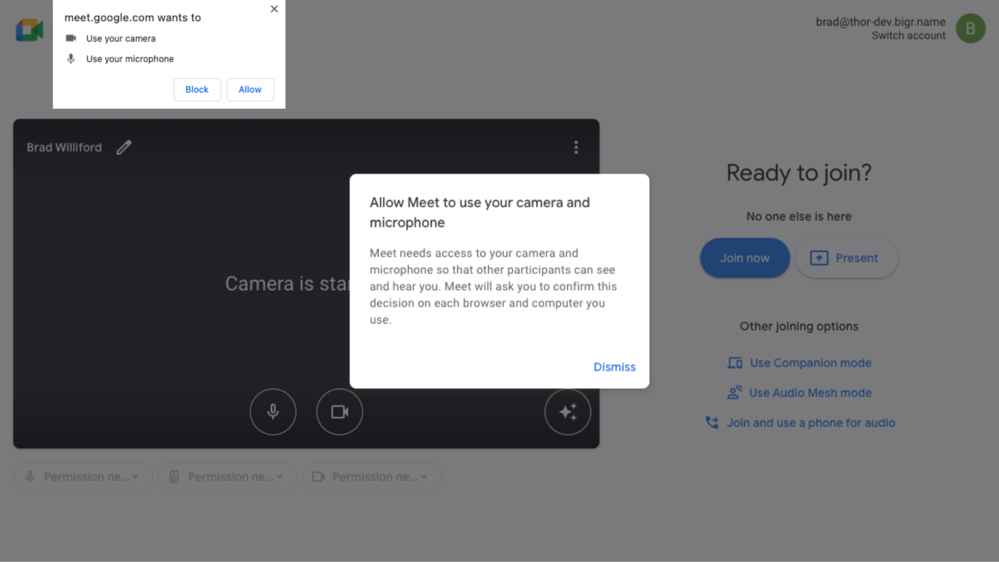 Google Meet justo antes de unirte a una reunión. Se muestra el mensaje de permiso de la cámara y el micrófono, y en un diálogo independiente se le pregunta al usuario si desea permitir que Meet use la cámara y el micrófono.