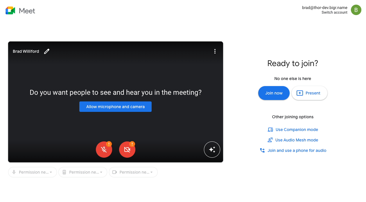 La app de Google Meet en una reunión en curso a la que el usuario se unió sin permitir el acceso a la cámara ni al micrófono Un botón en el centro le ofrece al usuario la opción de permitir el acceso a ambos.
