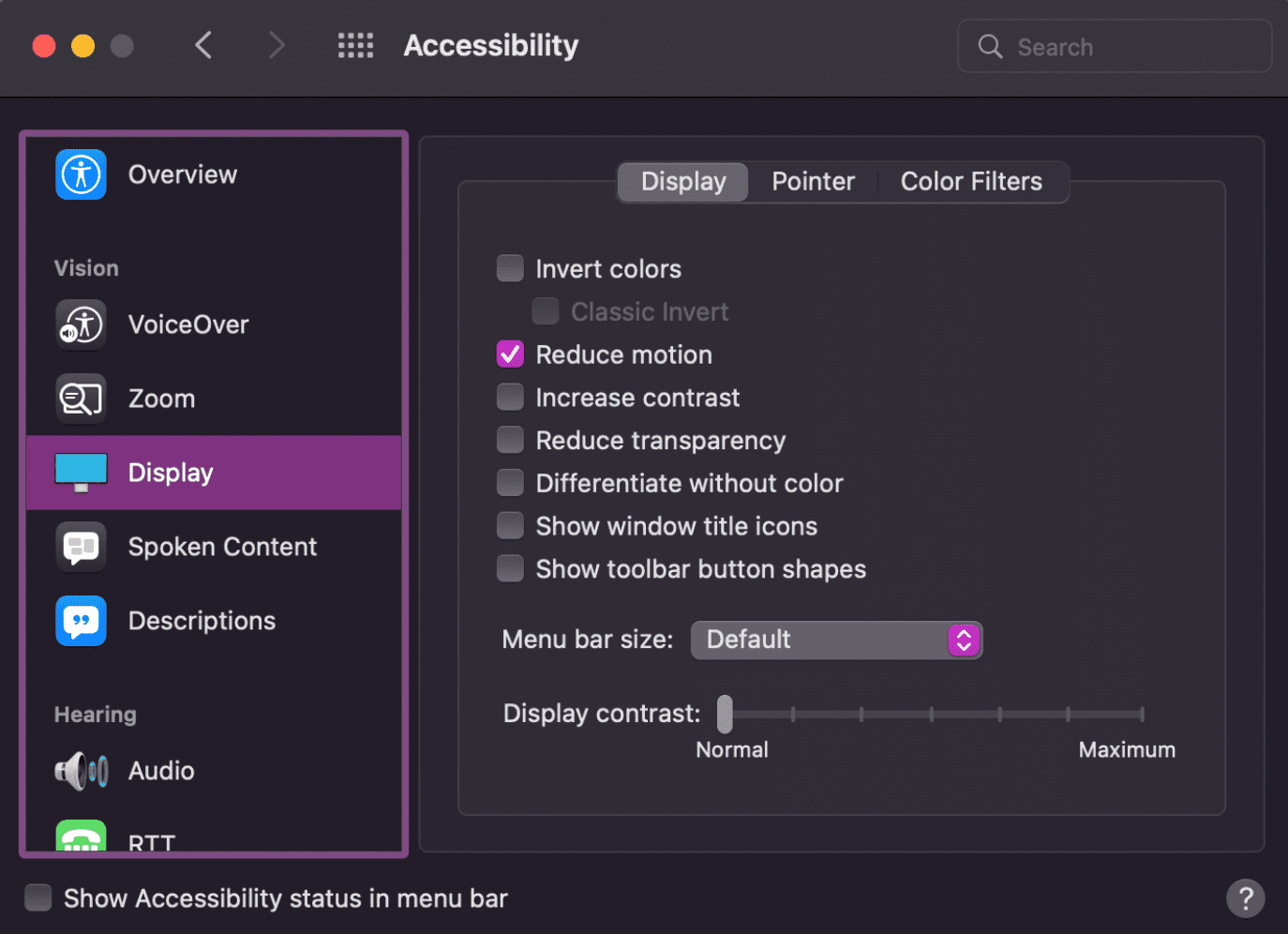 واجهة مستخدم إعدادات العرض في نظام التشغيل macOS حيث يكون خيار "الحدّ من الحركة" مفعَّلاً
